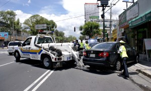 Los vehículos pueden ser llevados al corralón por invadir el carril del Metrobús.